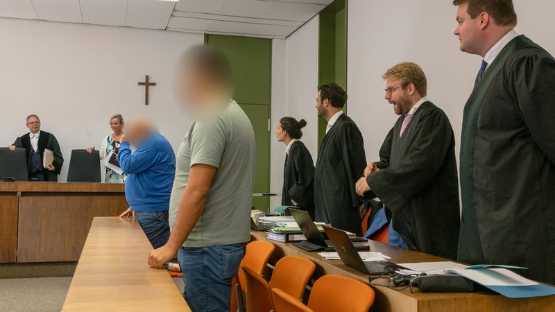 Zwei Männer stehen vor Gericht. | Bild: picture alliance/dpa | Peter Kneffel Zwei Männer stehen vor Gericht.