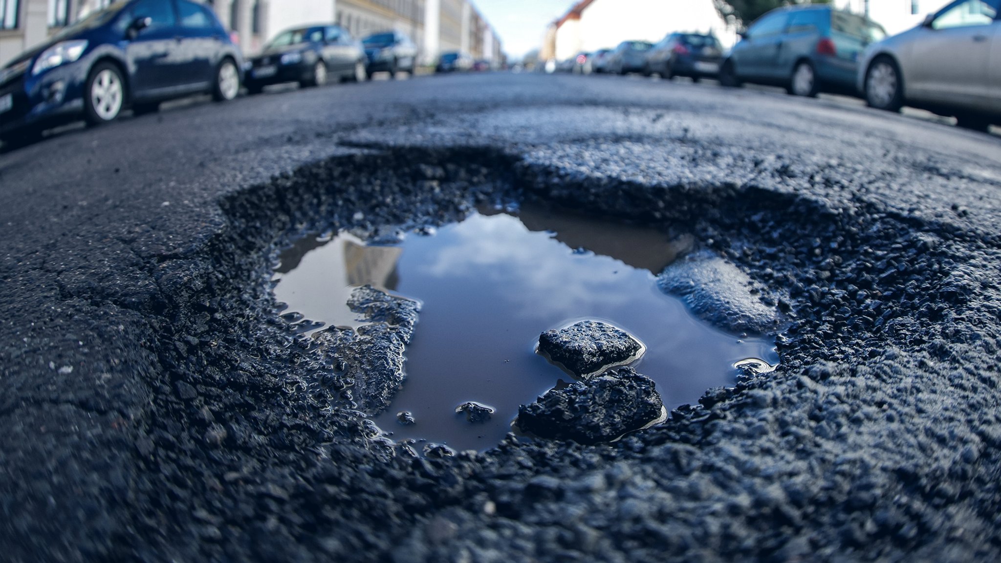 Ein Schlagloch auf einer Ortsverbindungsstraße