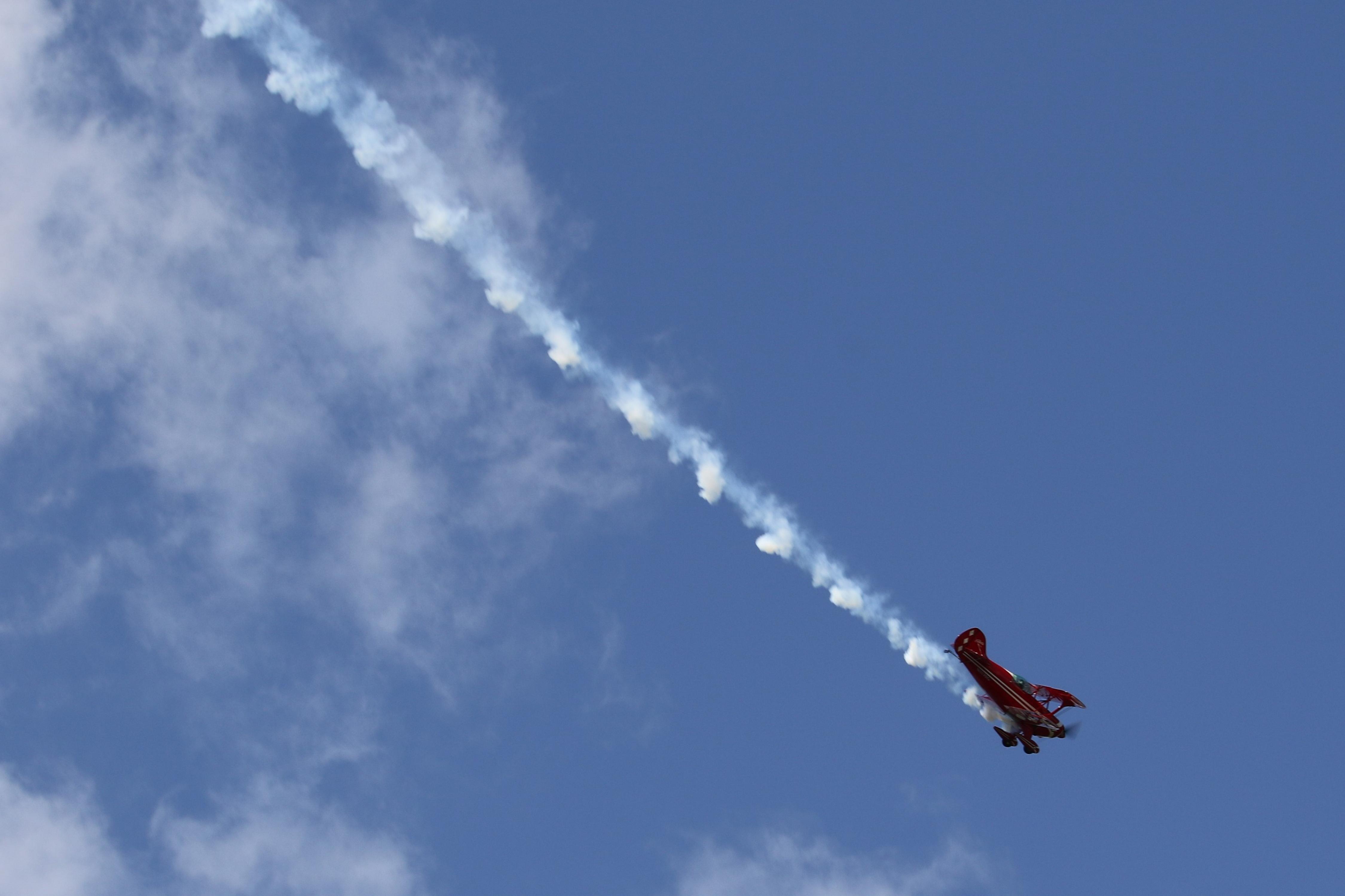 Eine Rauchschwade am blauen Himmel