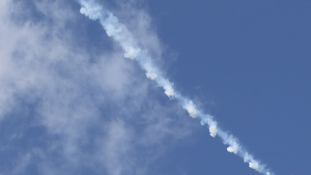 Eine Rauchschwade am blauen Himmel | Bild:picture alliance/Eibner-Pressefoto/Augst 