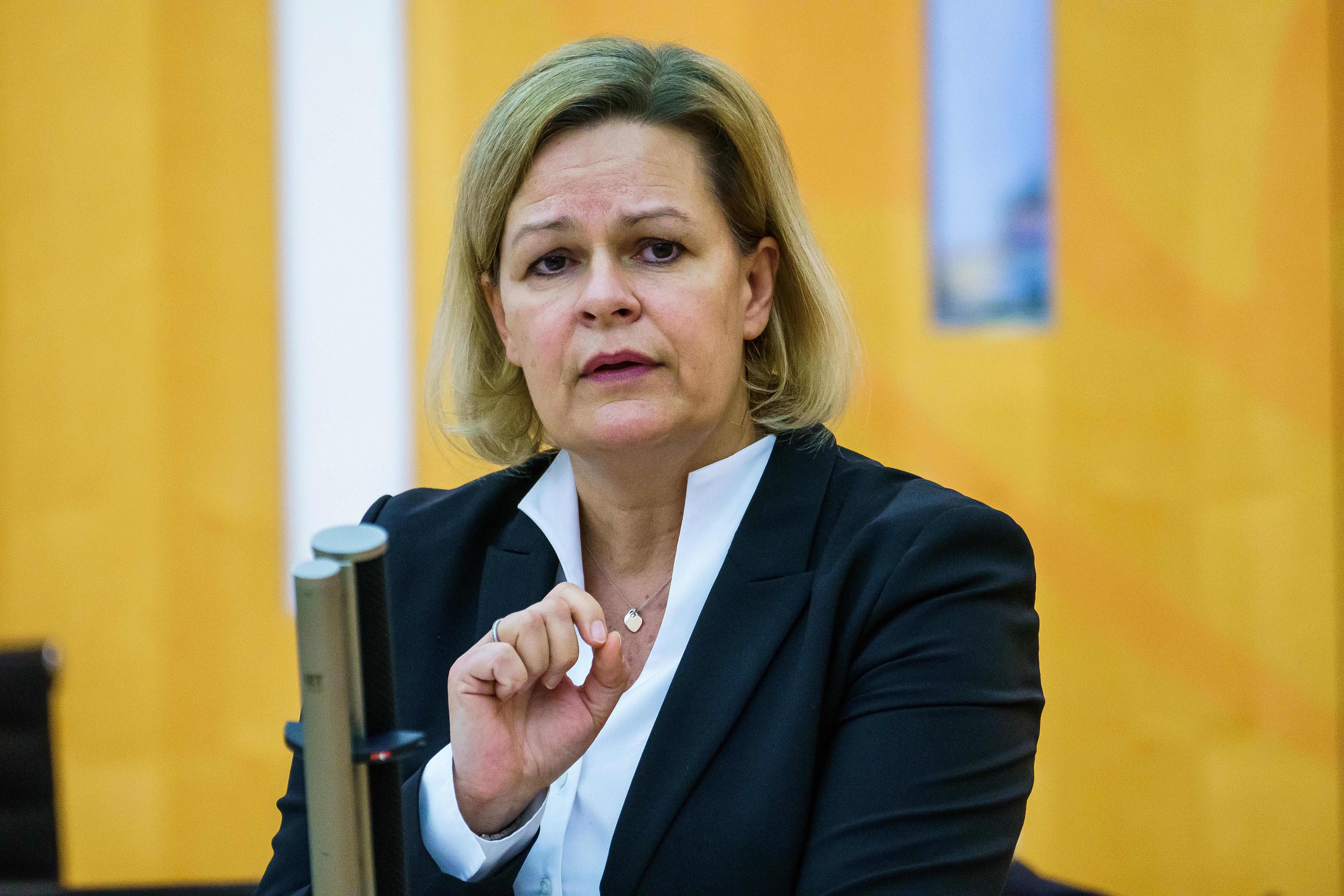 Obergrenze für Geflüchtete? Ministerin Faeser lehnt ab BR24