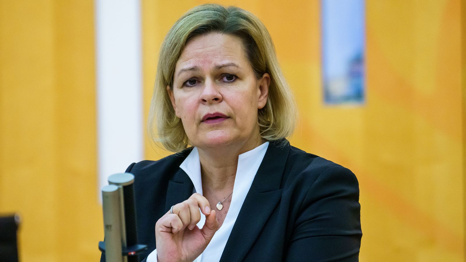 Obergrenze für Geflüchtete? Ministerin Faeser lehnt ab BR24