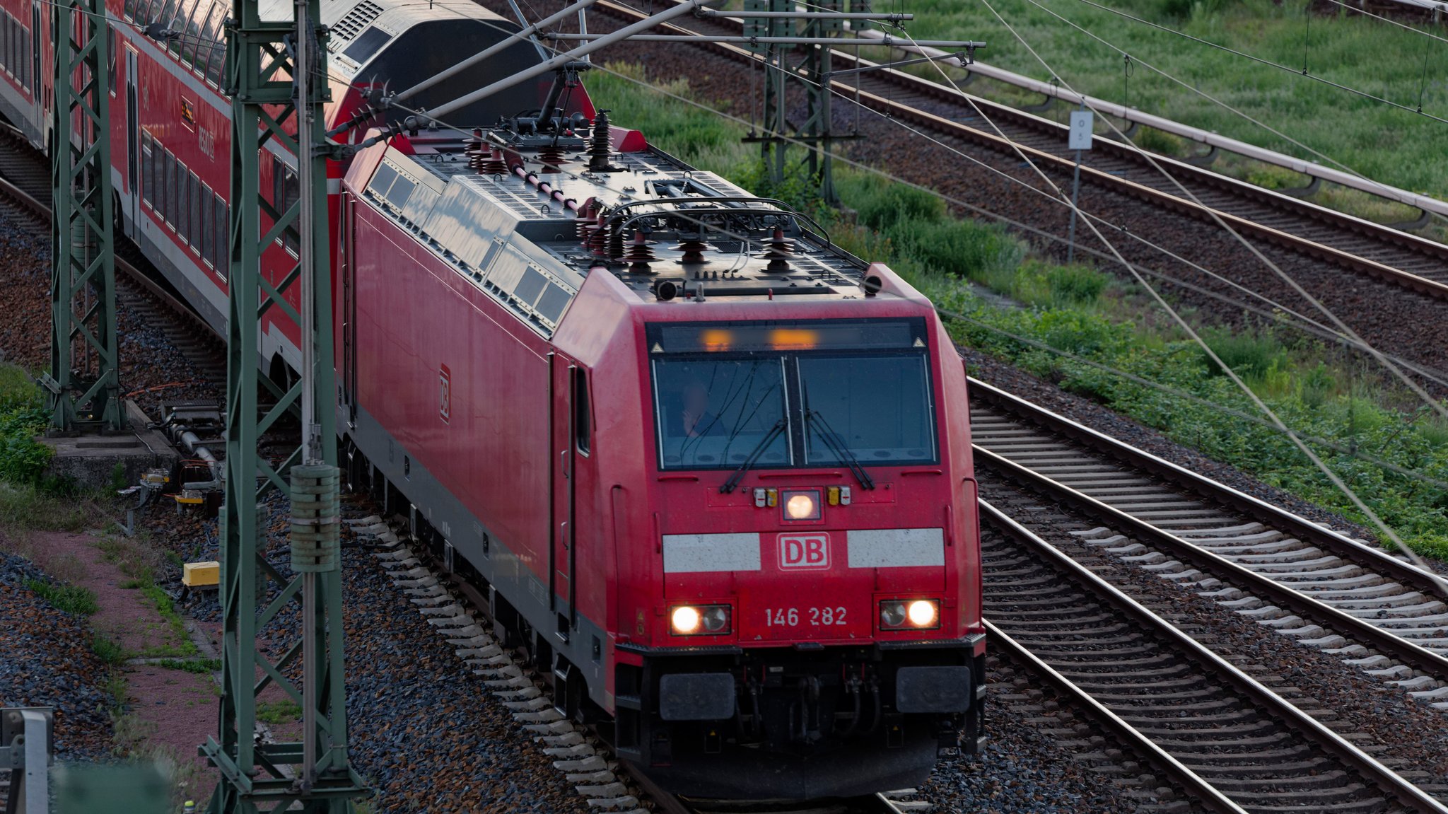 Rauchentwicklung: Zug mit Hunderten Fahrgästen evakuiert