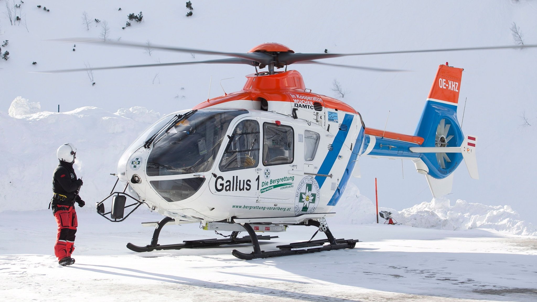 Der Notarzthubschrauber Gallus 1 in verschneiter Landschaft - Archivbild eines Trainingseinsatzes