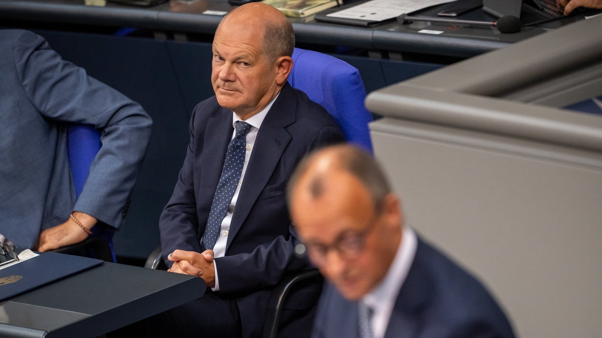 11.09.2024, Berlin: Bundeskanzler Olaf Scholz (SPD), schaut zu Friedrich Merz, CDU Bundesvorsitzender und CDUCSU Fraktionsvorsitzender im Bundestag, in der Generaldebatte zum Bundeshaushalt 2025. Foto: Michael Kappeler/dpa +++ dpa-Bildfunk +++