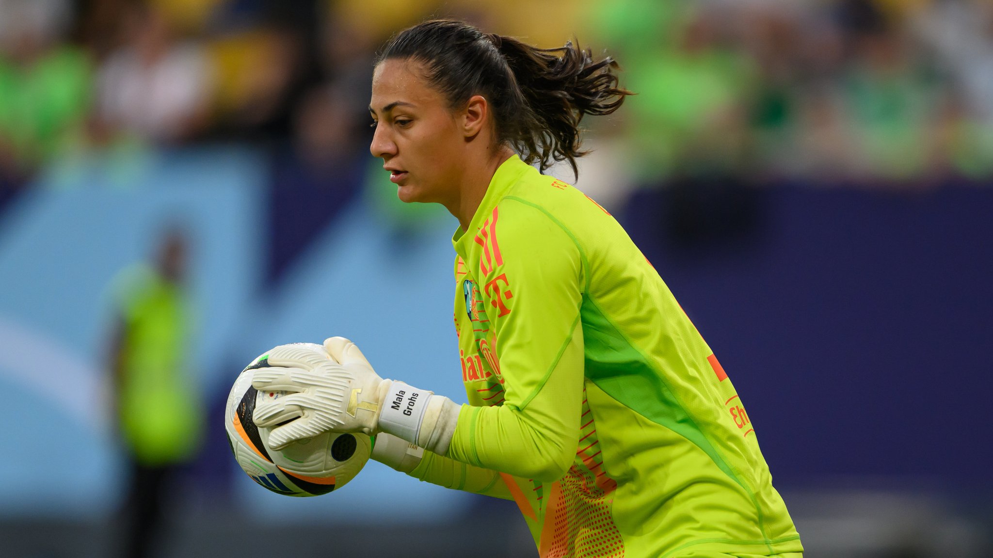 ARCHIV - 25.08.2024, Sachsen, Dresden: Fußball, Frauen: DFB-Supercup, FC Bayern München - VfL Wolfsburg, Rudolf-Harbig-Stadion, Münchens Torhüterin Maria Luisa Grohs hält einen Ball in den Händen. (zu dpa: «Tumor-Erkrankung: Bayern-Torhüterin im Pokal wieder dabei?») Foto: Robert Michael/dpa +++ dpa-Bildfunk +++