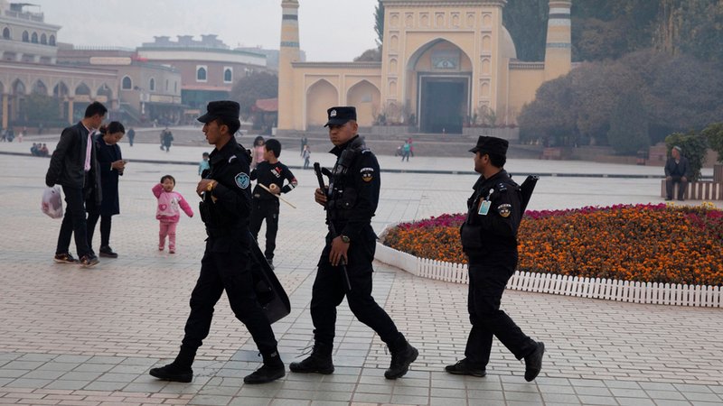 Uigurische Sicherheitskräfte patrouillieren in der Nähe der Id-Kah-Moschee in der westchinesischen Region Xinjiang (Archivbild).