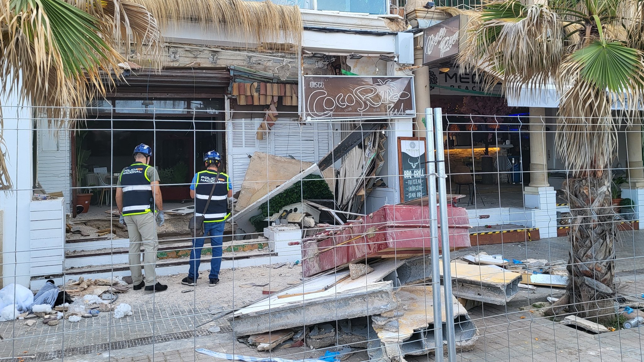 Polizisten vor dem eingestürzten Gebäude.