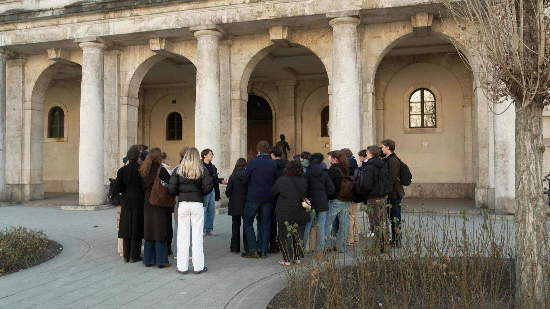 Die rund 70 Mitglieder des Vereins "Students remember" wollen das Gedenken an die Gräueltaten der Nationalsozialisten auch an den Hochschulen wachhalten - und bieten Stadtführungen an, die an Orte des Verbrechens, aber auch des Widerstands führen.