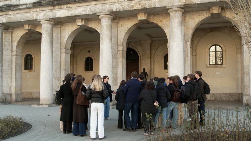 Die rund 70 Mitglieder des Vereins "Students remember" wollen das Gedenken an die Gräueltaten der Nationalsozialisten auch an den Hochschulen wachhalten - und bieten Stadtführungen an, die an Orte des Verbrechens, aber auch des Widerstands führen. | Bild: BR Die rund 70 Mitglieder des Vereins "Students remember" wollen das Gedenken an die Gräueltaten der Nationalsozialisten auch an den Hochschulen wachhalten - und bieten Stadtführungen an, die an Orte des Verbrechens, aber auch des Widerstands führen.