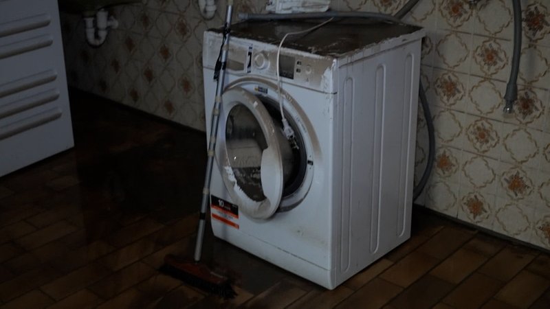 Auch diese Waschmaschine: durch das Hochwasser unbrauchbar geworden