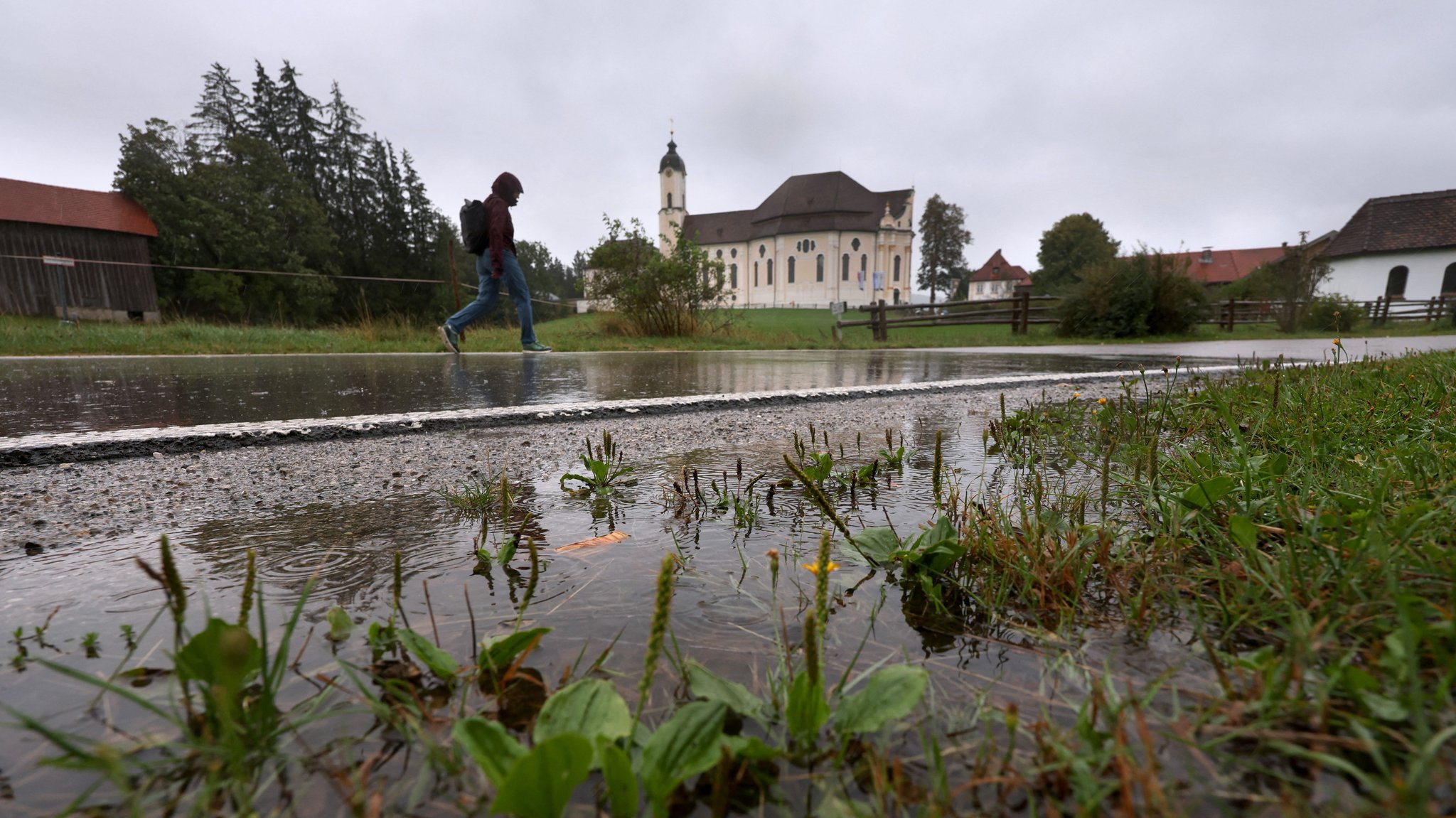Regen führt zu Unfällen und Überschwemmungen in Bayern