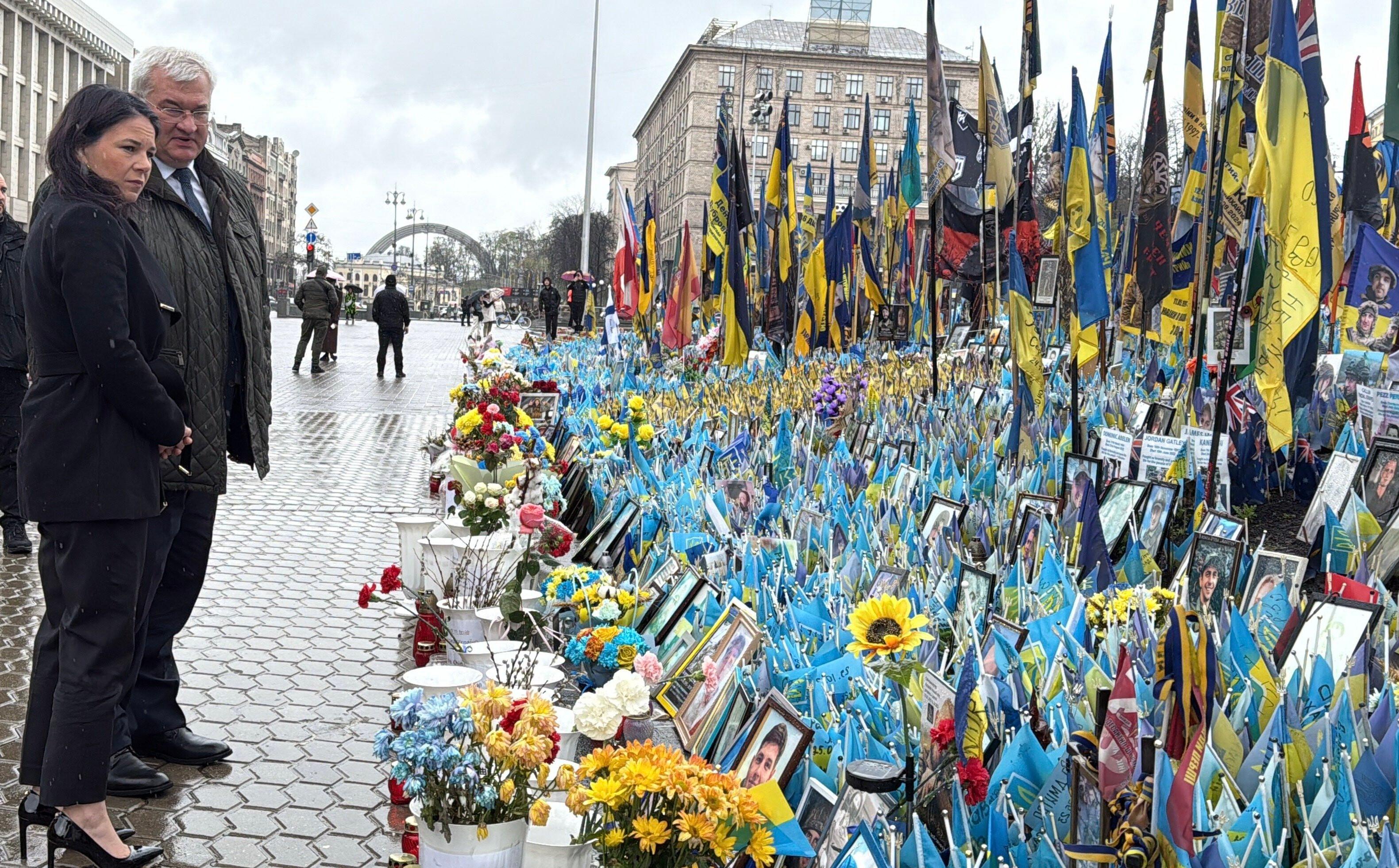Kiew, 01.04.25: Noch-Bundesaußenministerin Baerbock und der ukrainische Außenminister Sybih am Nationalen Gedenkort für gefallene Soldaten.