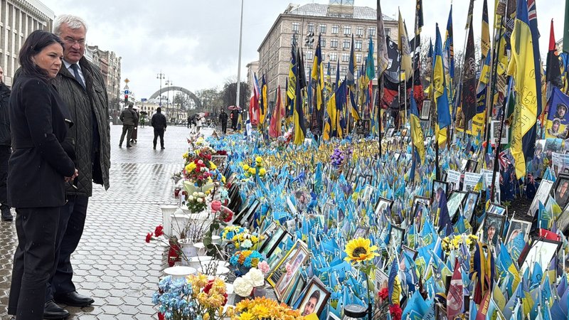 Kiew, 01.04.25: Noch-Bundesaußenministerin Baerbock und der ukrainische Außenminister Sybih am Nationalen Gedenkort für gefallene Soldaten. | Bild: pa/dpa/ Jörg Blank Kiew, 01.04.25: Noch-Bundesaußenministerin Baerbock und der ukrainische Außenminister Sybih am Nationalen Gedenkort für gefallene Soldaten.