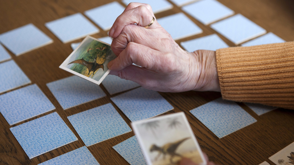 Eine Seniorin spielt Memory. | Bild: picture alliance / dpa Themendienst Eine Seniorin spielt Memory.