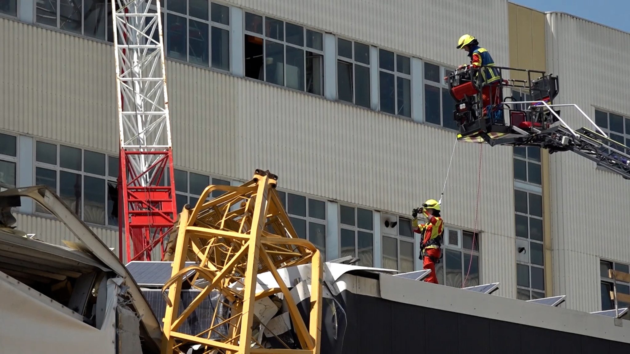 In Mainburg ist ein Baukran in zwei Industriegebäude gestürzt. Der Sachschaden wird auf mehrere Millionen Euro geschätzt. Menschen wurden nicht verletzt. Die Unfallursache war zunächst nicht klar, aber es gibt neue Hinweise.