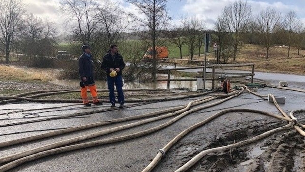 Mitarbeiter der Entwässerungsbetriebe pumpen die Gärreste aus dem Bach in die Kanalisation