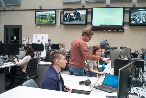 Journalisten arbeiten im Newsroom des US-Auslandssenders Radio Free Europe/Radio Liberty in Prag. Produziert wird hier unter anderem rund um die Uhr das russischsprachige TV-Nachrichtenprogramm "Current Time".