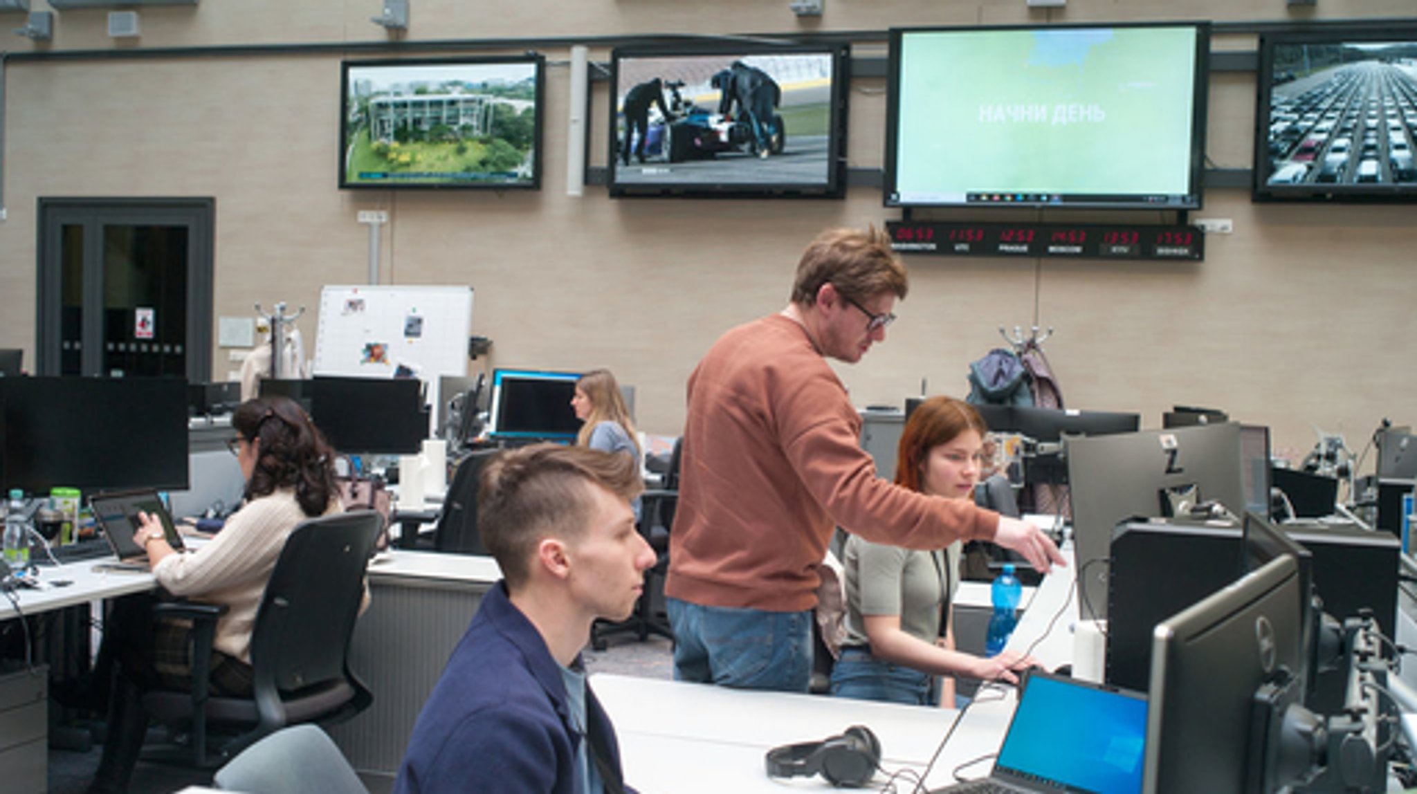 Journalisten arbeiten im Newsroom des US-Auslandssenders Radio Free Europe/Radio Liberty in Prag. Produziert wird hier unter anderem rund um die Uhr das russischsprachige TV-Nachrichtenprogramm "Current Time".