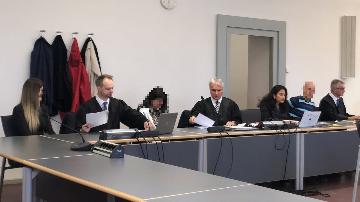 Die drei Angeklagten mit ihren Anwälten vor dem Landgericht Regensburg