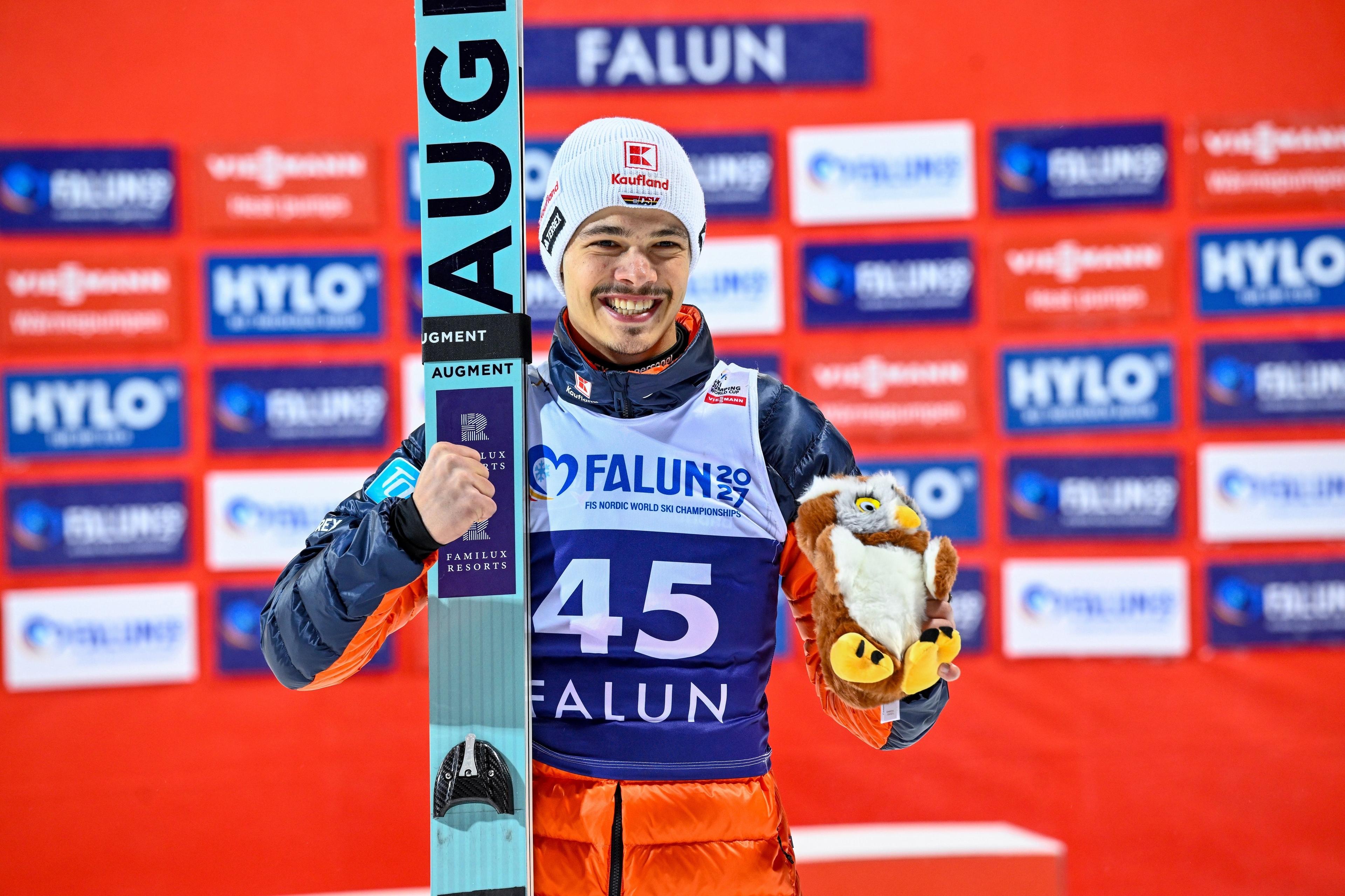 25.11.2025, Schweden, Falun: Ski nordisch, Skispringen, Herren, Weltcup, Lugnet-Stadion, Normalschanze HS95: Der drittplatzierte Philipp Raimund aus Deutschland jubelt auf dem Podium. 
