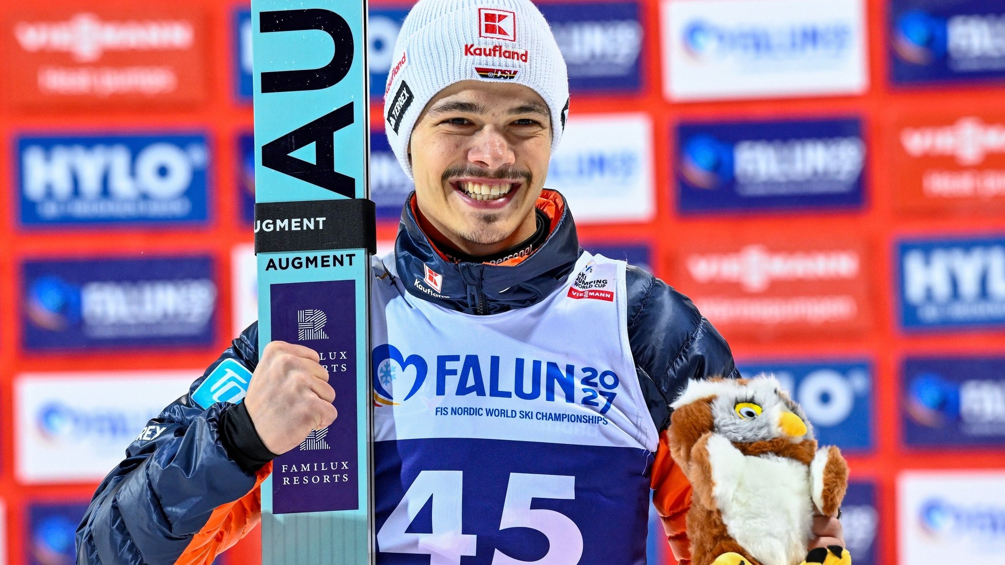 25.11.2025, Schweden, Falun: Ski nordisch, Skispringen, Herren, Weltcup, Lugnet-Stadion, Normalschanze HS95: Der drittplatzierte Philipp Raimund aus Deutschland jubelt auf dem Podium. 