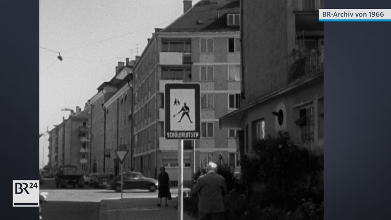 Schülerlotsen-Schild in einer Straße | Bild: BR Archiv Schülerlotsen-Schild in einer Straße