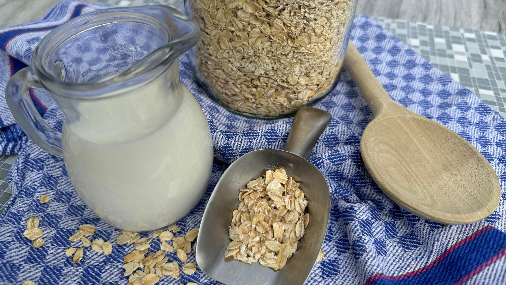 Feine und kernige Haferflocken in einem Glas zum Aufbewahren, dazu Milch für ein Müsli-Frühstück | Bild: picture alliance / CHROMORANGE | Martina Rädlein Feine und kernige Haferflocken in einem Glas zum Aufbewahren, dazu Milch für ein Müsli-Frühstück