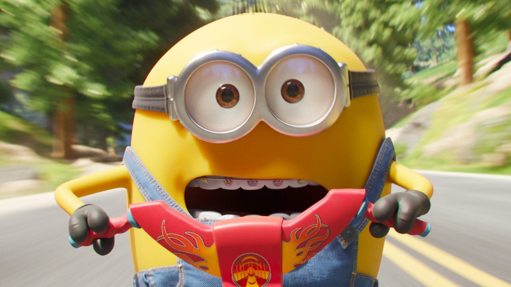 Chaos ist vorprogrammiert: Einer der gelben Hauptdarsteller aus "Minions - Auf der Suche nach dem Miniboss" auf "Tour". (Filmszene) | Bild: Universal Pictures Chaos ist vorprogrammiert: Einer der gelben Hauptdarsteller aus "Minions - Auf der Suche nach dem Miniboss" auf "Tour". (Filmszene)