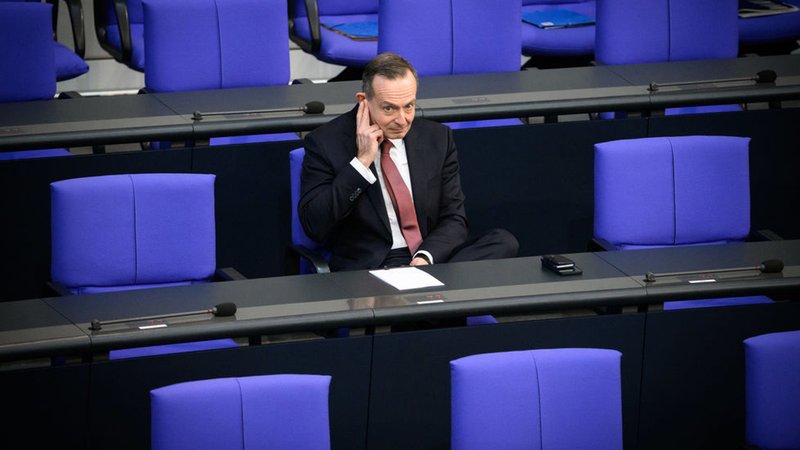 Volker Wissing (FDP), Bundesminister für Verkehr, sitzt vor Beginn der Plenarsitzung im Deutschen Bundestag.