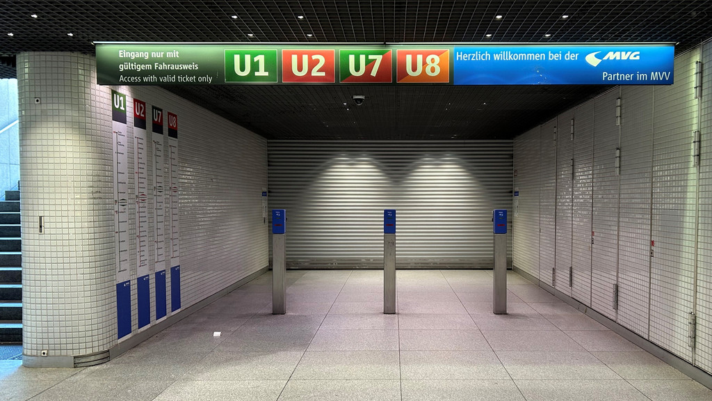 Der Zugang zu den U-Bahnen U1 und U2 am Münchner Hauptbahnhof ist mit einem Rolltor versperrt.