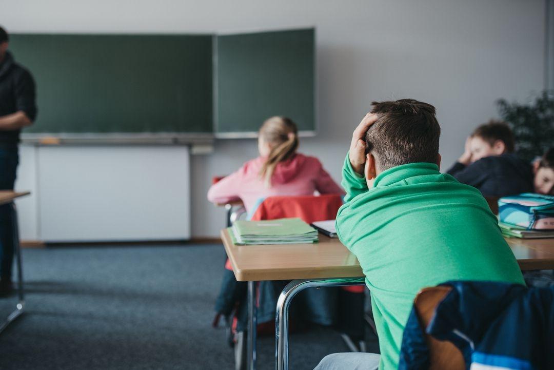 (Symbolbild) Schülerinnen und Schüler in einem Klassenzimmer