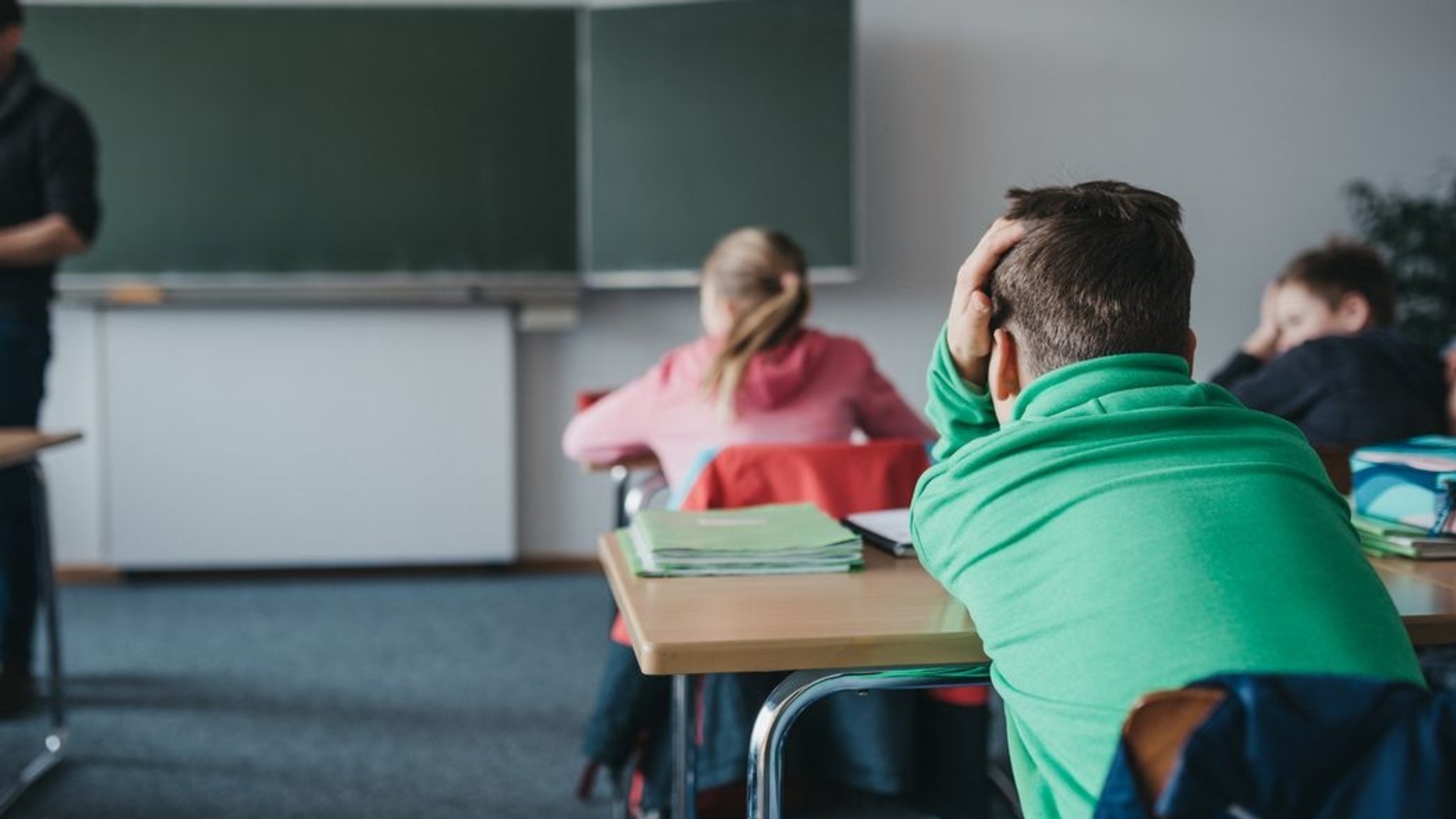 (Symbolbild) Schülerinnen und Schüler in einem Klassenzimmer
