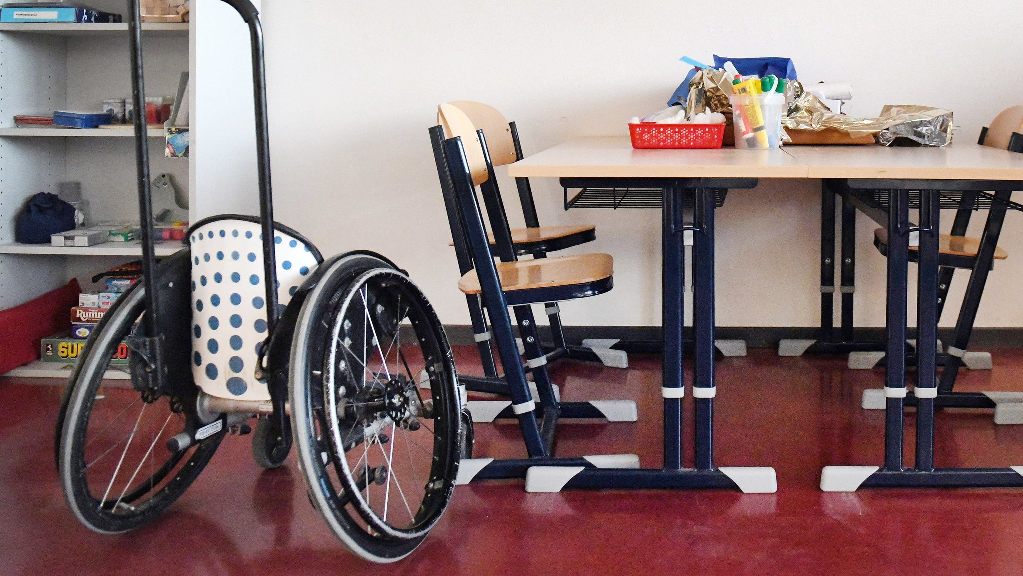 ARCHIV - 07.12.2017, Brandenburg, Potsdam: Ein Rollstuhl steht in einem Klassenraum. Inklusion bedeutet das gemeinsame Lernen von Kindern mit und ohne Behinderung. (zu dpa: «Umfrage unter Lehrkräften in NRW: Viele Hürden für Inklusion») Foto: Maurizio Gambarini/dpa +++ dpa-Bildfunk +++ | Bild: dpa-Bildfunk/Maurizio Gambarini ARCHIV - 07.12.2017, Brandenburg, Potsdam: Ein Rollstuhl steht in einem Klassenraum. Inklusion bedeutet das gemeinsame Lernen von Kindern mit und ohne Behinderung. (zu dpa: «Umfrage unter Lehrkräften in NRW: Viele Hürden für Inklusion») Foto: Maurizio Gambarini/dpa +++ dpa-Bildfunk +++