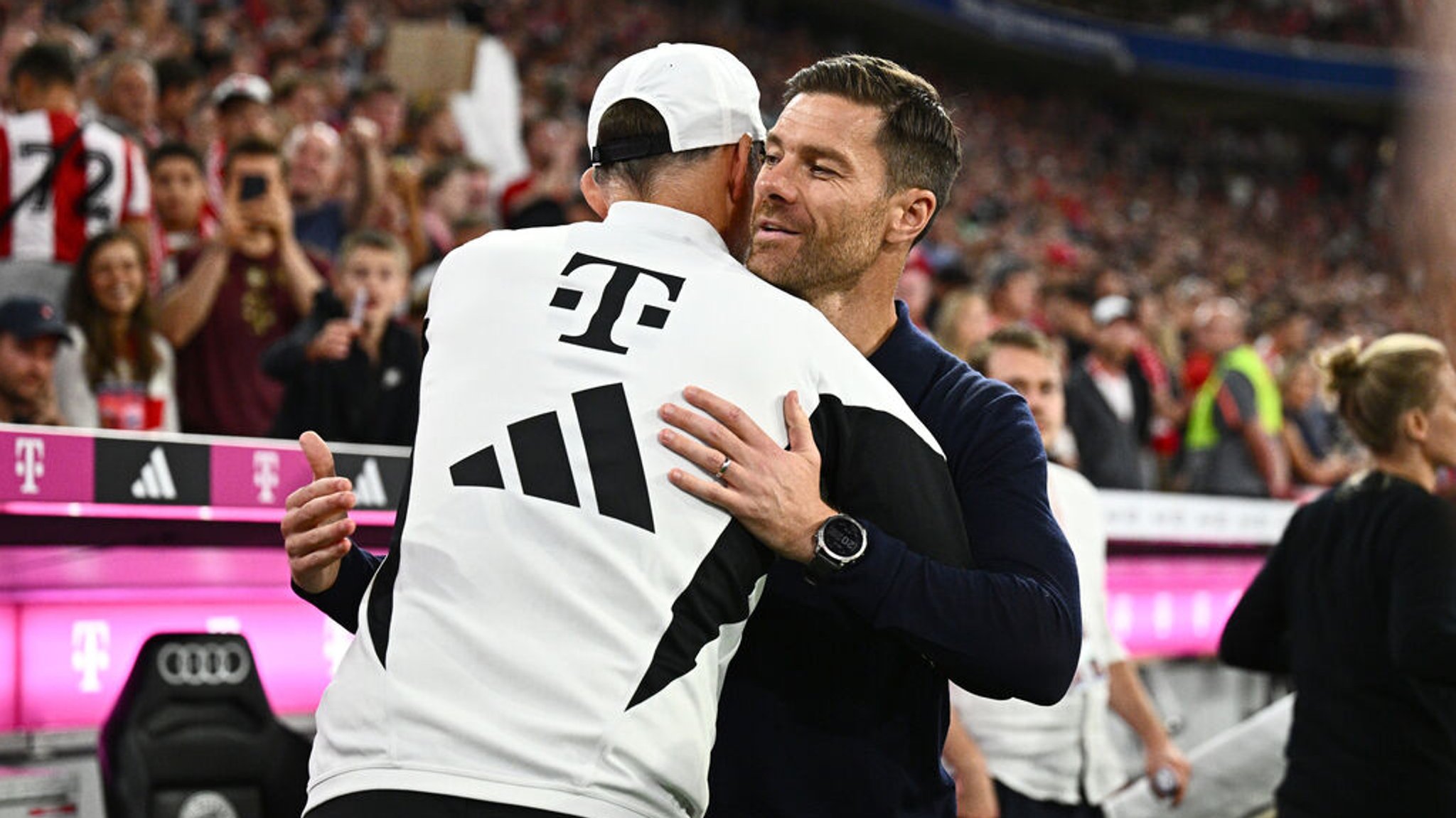 Xabi Alonso (r.) mit Bayern-Coach Thomas Tuchel