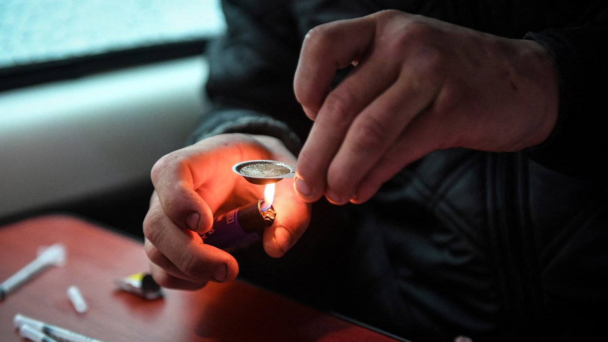 Ein Mann bereitet eine Heroin-Spritze vor