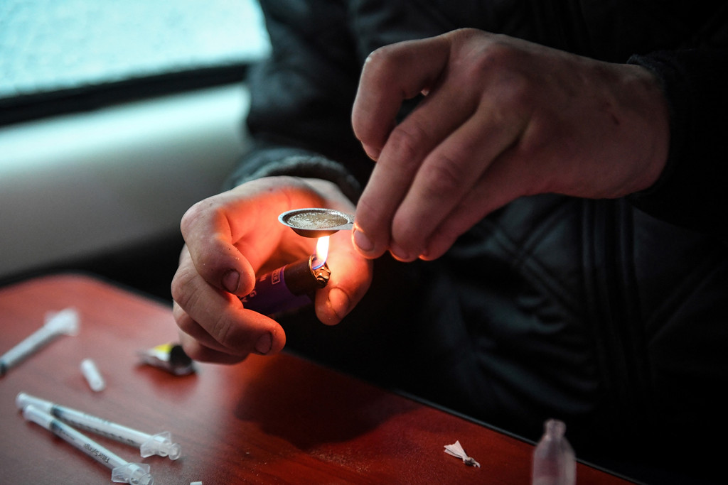 Ein Mann bereitet eine Heroin-Spritze vor
