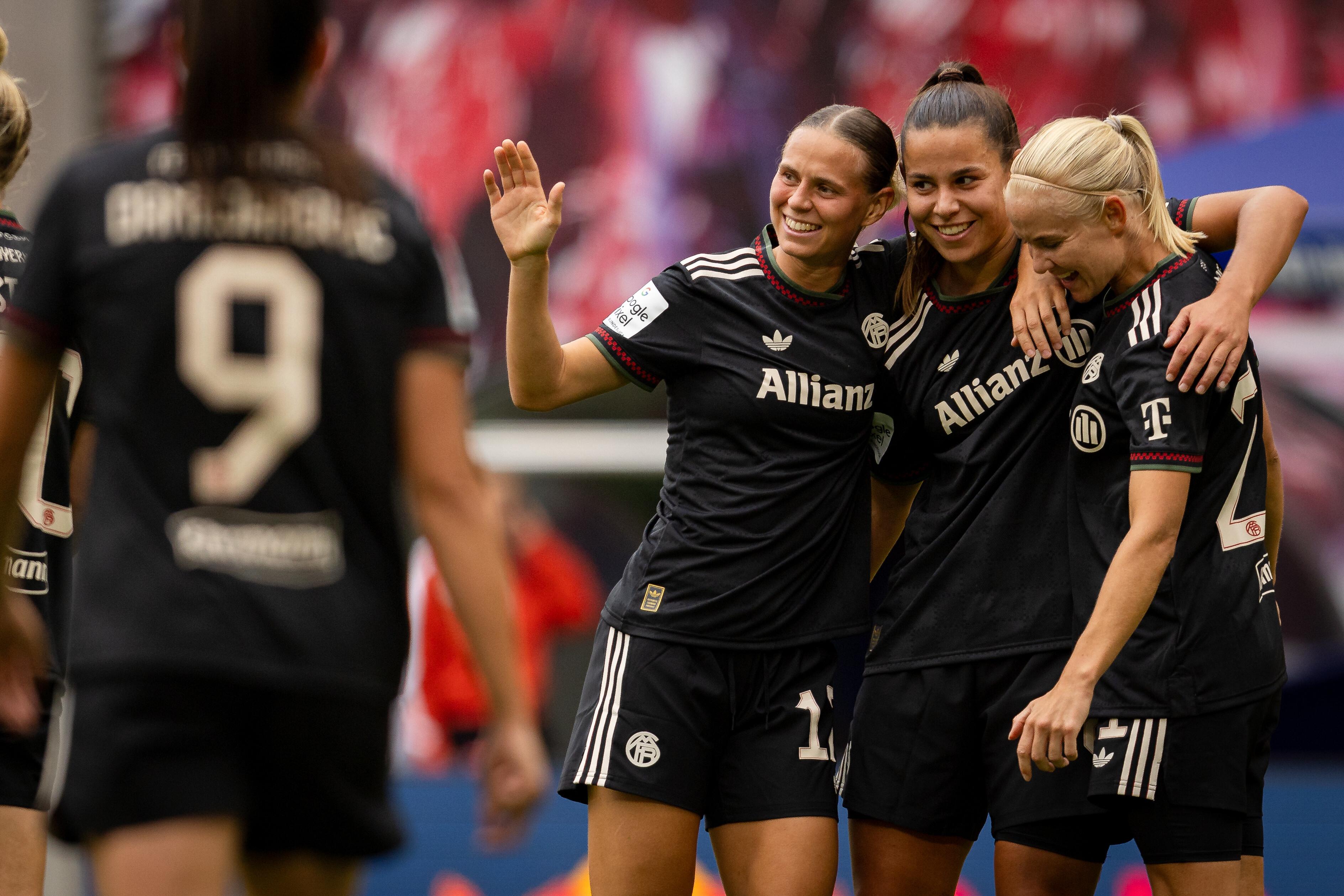 Klara Bühl, Lena Oberdorf und Pernille Harder 