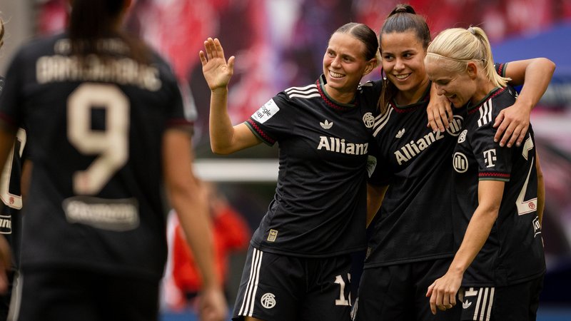 Klara Bühl, Lena Oberdorf und Pernille Harder | Bild: picture alliance / Gonzales Photo/Inaki Esnaola | Gonzales Photo/Inaki Esnaola Klara Bühl, Lena Oberdorf und Pernille Harder