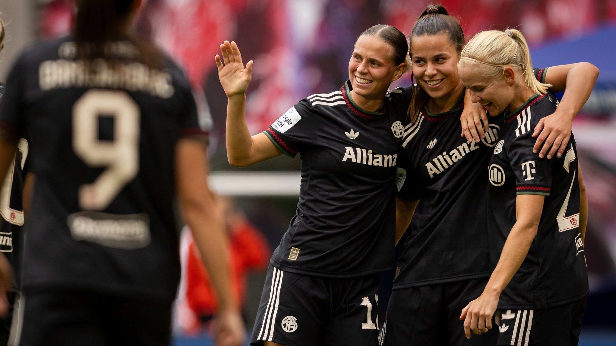Klara Bühl, Lena Oberdorf und Pernille Harder | Bild: picture alliance / Gonzales Photo/Inaki Esnaola | Gonzales Photo/Inaki Esnaola Klara Bühl, Lena Oberdorf und Pernille Harder