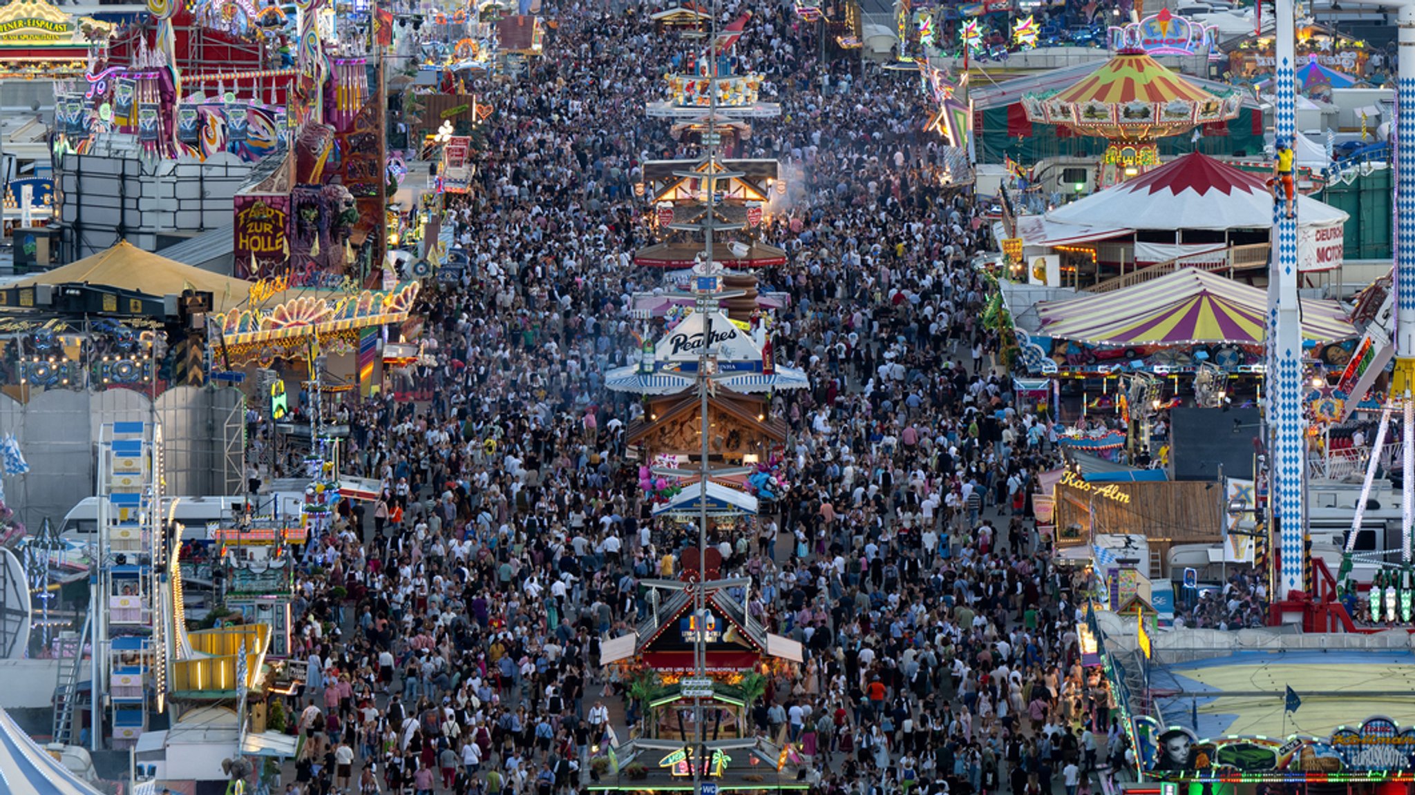 Sicht von oben auf das Oktoberfest in München