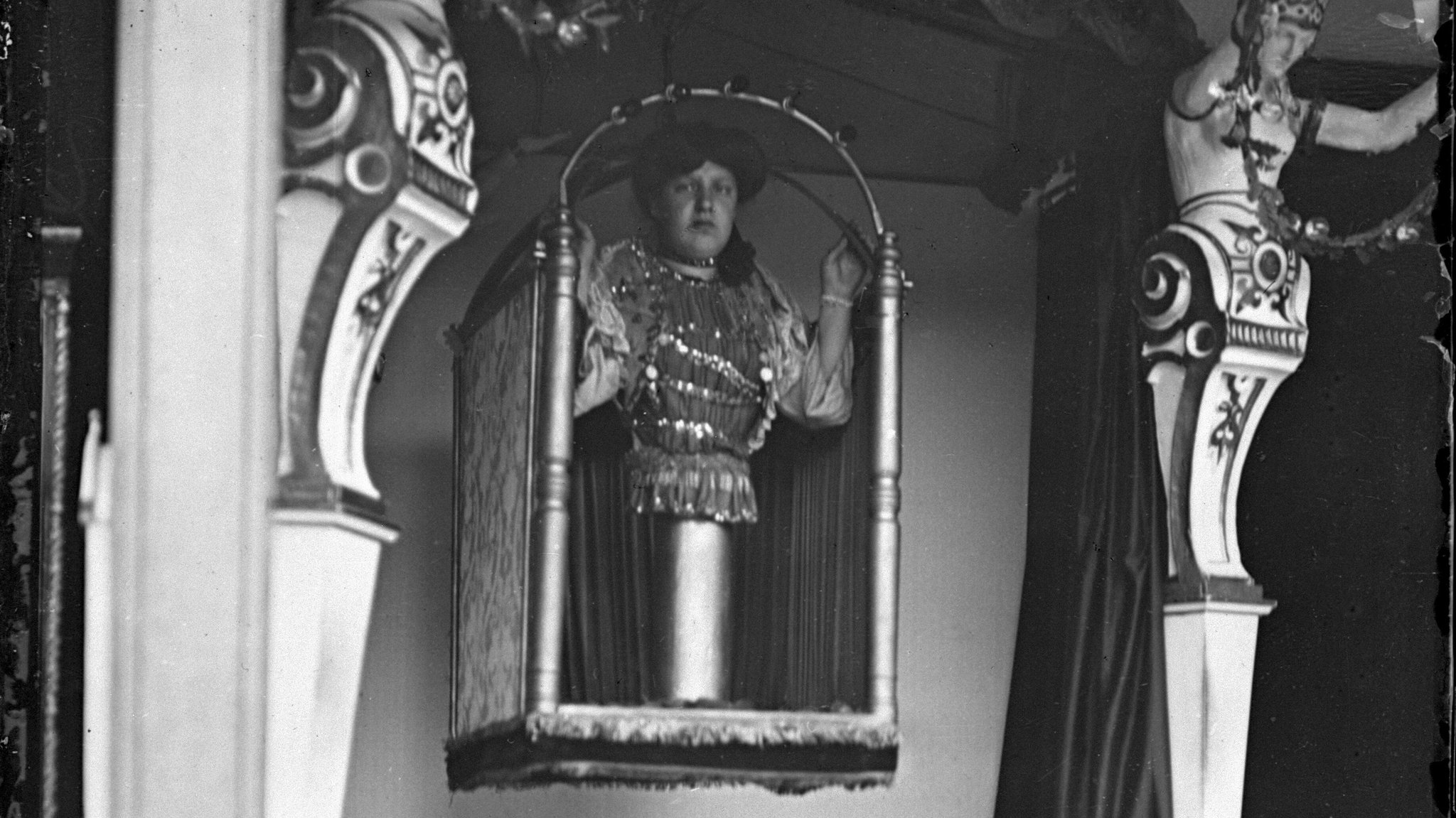 Die Dame ohne Unterleib im Wiener Prater (Archivbild von 1910) | Bild: picture alliance / brandstaetter images | Sammlung Hubmann Die Dame ohne Unterleib im Wiener Prater (Archivbild von 1910)