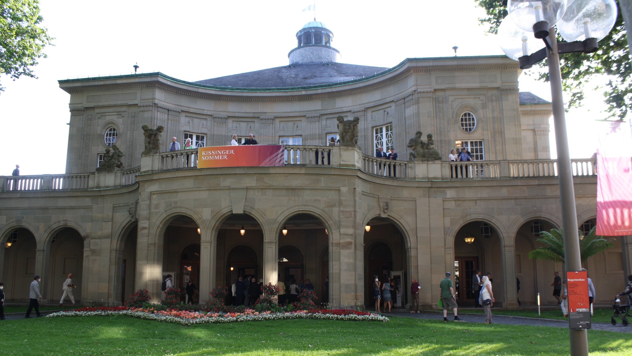 Der Regentenbau beim Abschlusskonzert des "Kissinger Sommers".