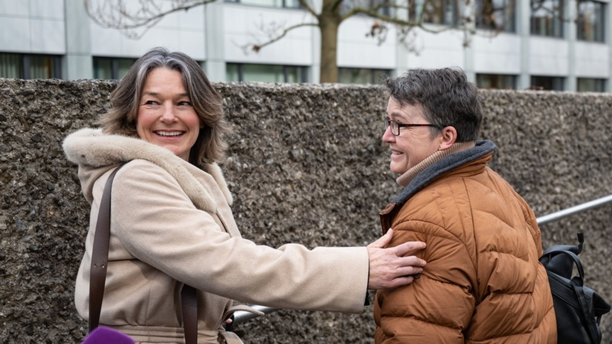 Regina Rick (li.), Anwältin des Angeklagten, und dessen Mutter verlassen nach dem Freispruch im Prozess um den Fall Hanna das Gericht. | Bild: dpa-Bildfunk/Lukas Barth-Tuttas Regina Rick (li.), Anwältin des Angeklagten, und dessen Mutter verlassen nach dem Freispruch im Prozess um den Fall Hanna das Gericht.