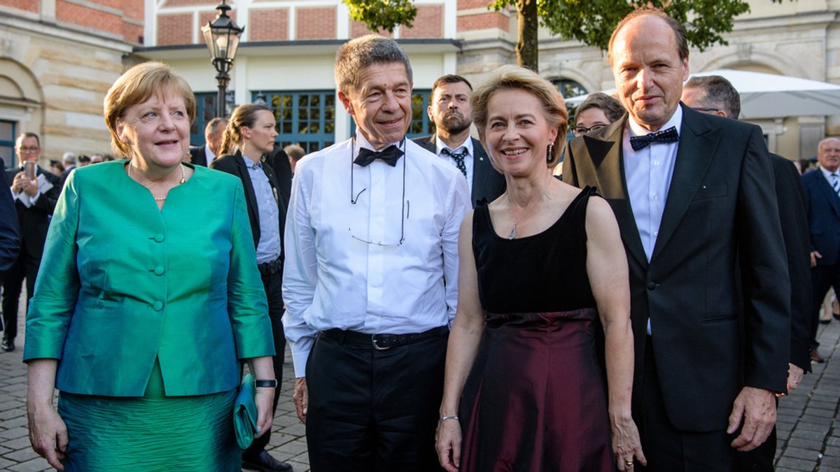 Angela Merkel, Joachim Sauer, Ursula von der Leyen und Heiko Echter.