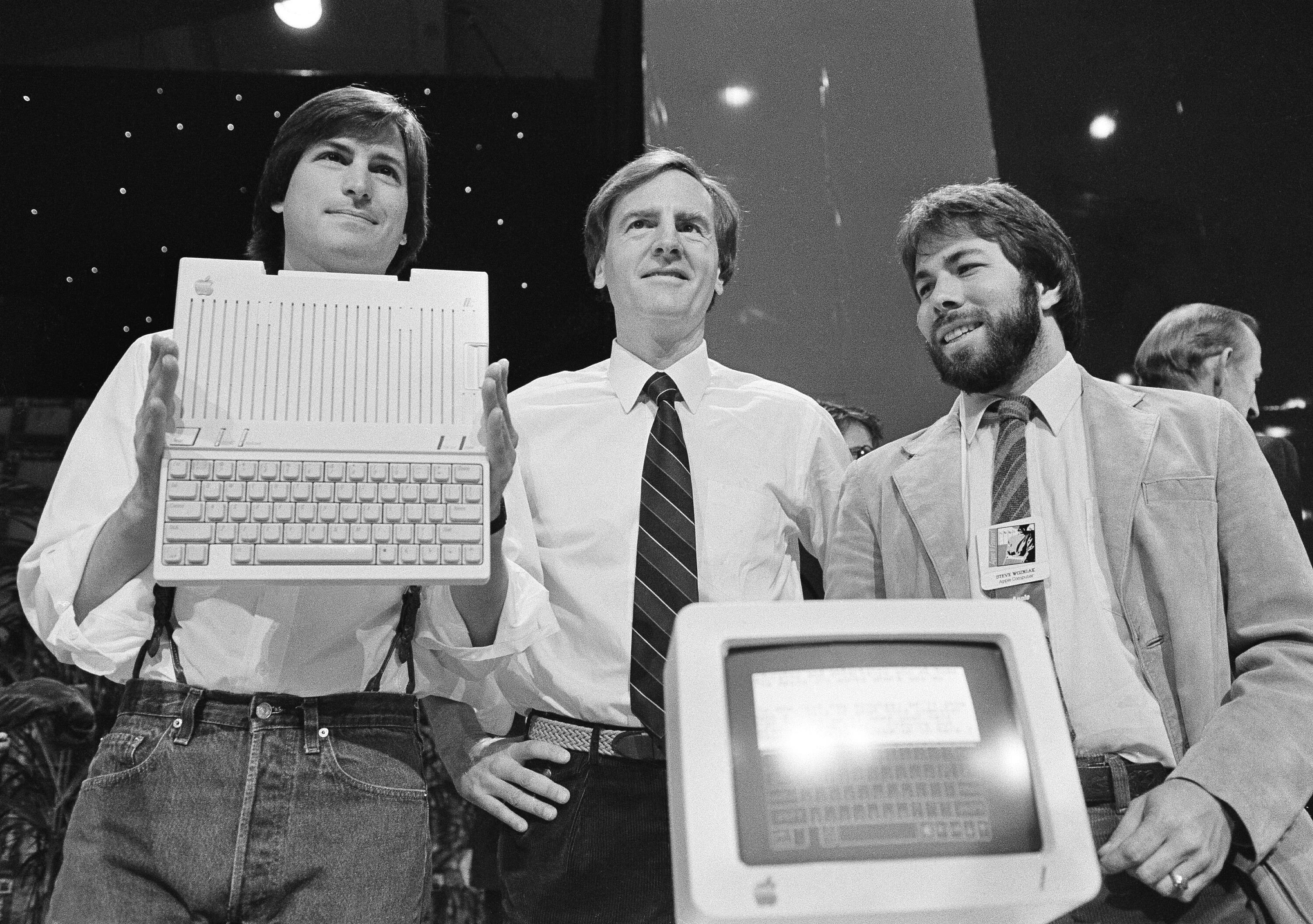 Steve Jobs und Steve Wozniak präsentieren 1984 den neuen Apple IIc Computer