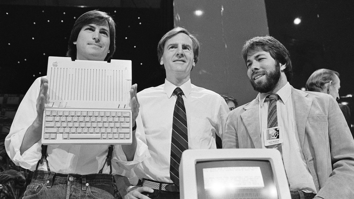 Steve Jobs und Steve Wozniak präsentieren 1984 den neuen Apple IIc Computer