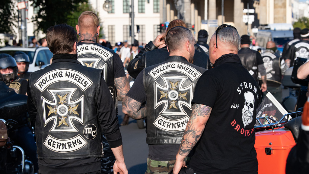 Teilnehmer an der Motorrad-Demonstration der Rockerbande Hells Angels im Jahr 2020. 