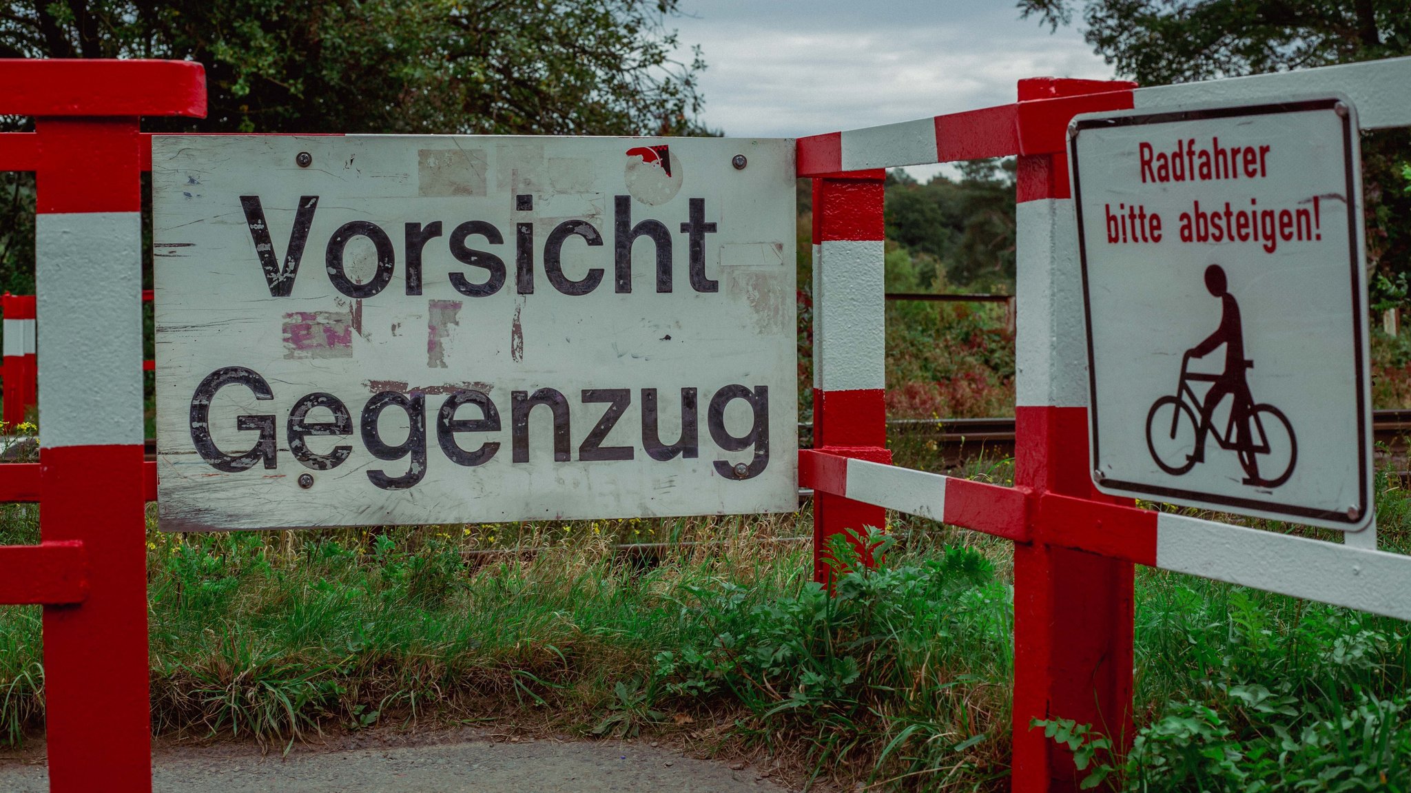 Ein Bahnübergang mit Warnschildern | Bild: picture alliance / Goldmann | Goldmann Ein Bahnübergang mit Warnschildern