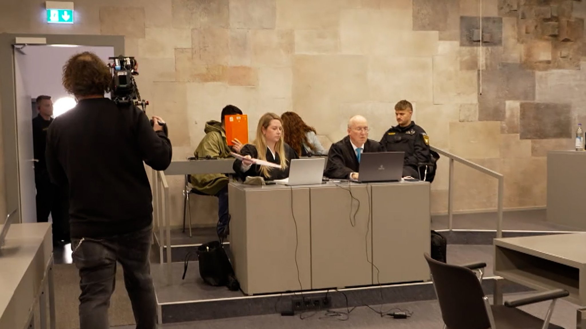 Angeklagter im Gerichtssaal.